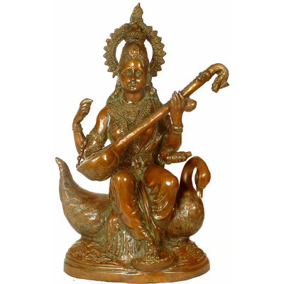 Grande déesse Saraswati assise sur un cygne