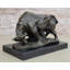 Sculpture de taureau chargeant