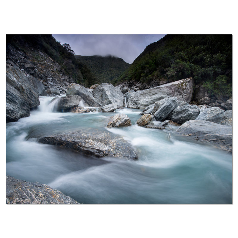 « slow motion mountain river et rocks landscape », reproduction de photo sur toile tendue, H 30 po x l 40 po x P 1 po