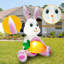 Lapin de Pâques tenant une carotte gonflable