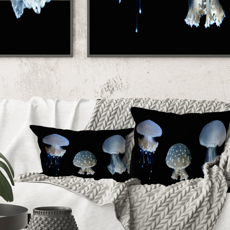 Coussin décoratif à imprimé nautique et côtier Three Three Jellyfish Species On