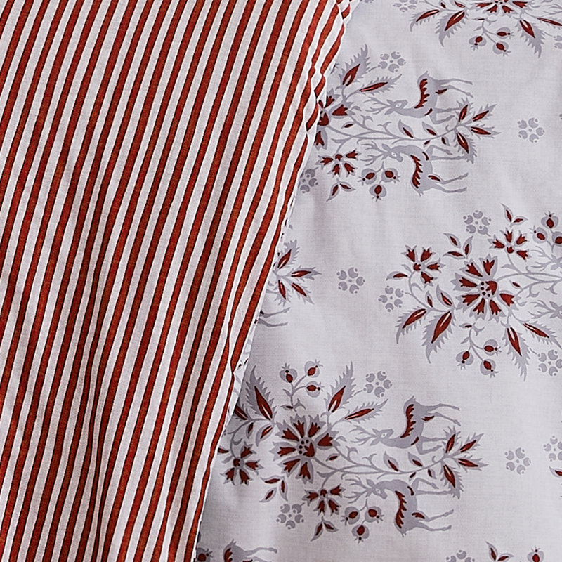Ensemble de couette réversible de Noël Merry Manor de Southshore Fine Linens, en microfibre doublement brossée avec rembourrage en fibres synthétiques, comprenant une couette et une taie d'oreiller, pour les fêtes. Tailles : 1 place et 1 place XL.