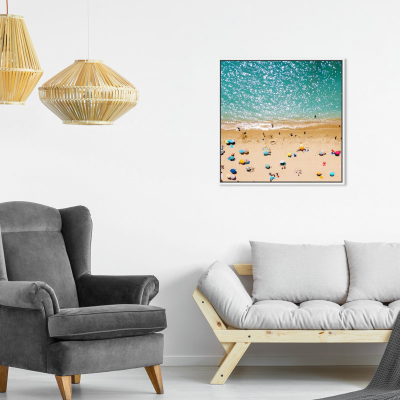 «Beachy Day Beach Essentials», reproduction sur toile, H 24 po x l 24 po, Impression encadrée, Blanc