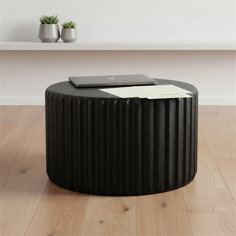 Ensemble de tables basses rondes noires festonnées à bords courbés élégants