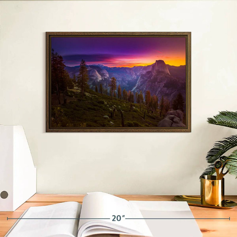 Lever de soleil sur un demi-dôme, 13 po x 9 po, Cadre flottant noyer