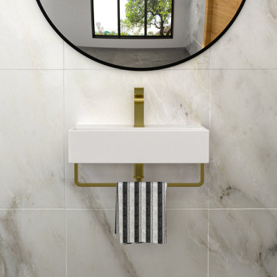 Lavabo de salle de bain en céramique peu encombrant avec barre à serviettes et robinet dorés; Moderne et durable pour les maisons et les bureaux