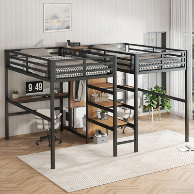Lit mezzanine simple au-dessus d'un lit simple en métal avec garde-robe, tablettes avec prise électrique et bureau double