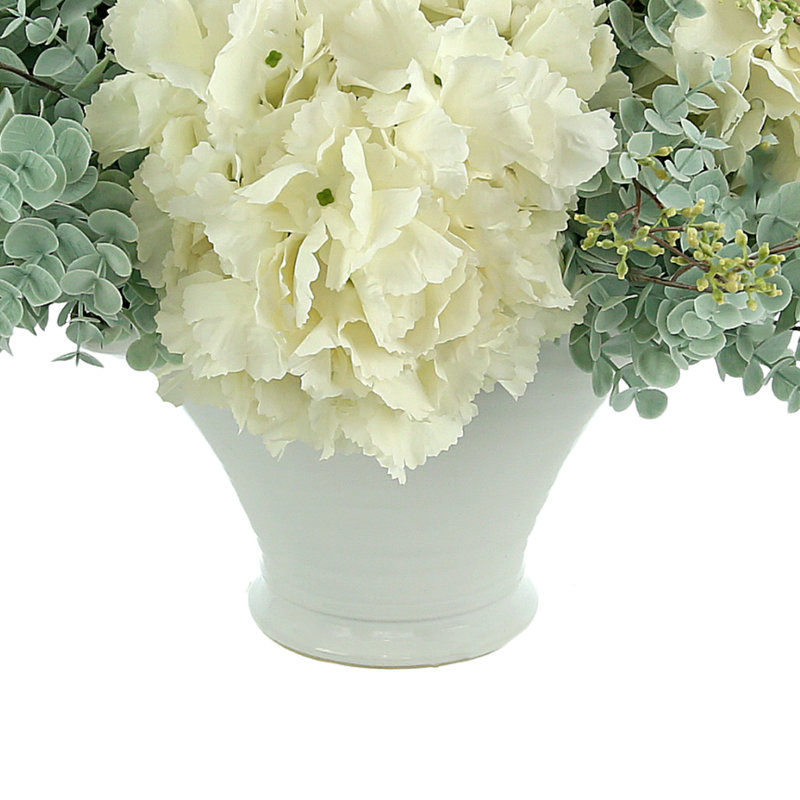 Arrangement floral d'hortensias dans un vase
