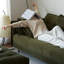 Canapé droit en tissu vert foncé