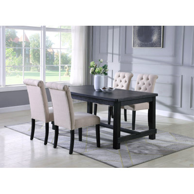 Ensemble de salle à manger en bois, table avec quatre chaises, brun clair