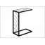 Table basse en forme de C peu encombrante avec aspect marbre blanc, structure en métal noir, base coulissante pour canapé