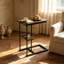 Table d'appoint 18,9 pouces en forme de C brun noir, table d'appoint robuste en métal renforcé avec plateau de bureau haute densité, table de bout portable polyvalente pour canapé, chambre à coucher, salon et bureau