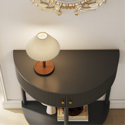 Console de demi-lune artisanale à motif ondulé et fini gris foncé, table d'appoint au design unique en forme de demi-lune avec 2 tiroirs de rangement et une étagère inférieure, idéale pour le salon, la chambre à coucher, le bureau ou le couloir.