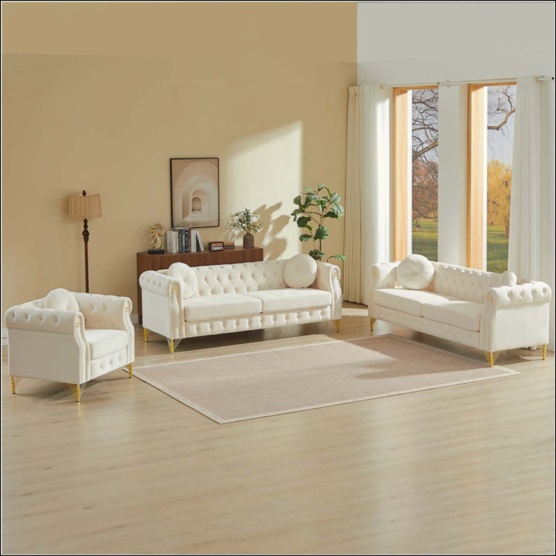 Canapé Chesterfield en velours avec deux coussins ronds, avec des clous en cuivre et des boutons capitonnés, avec des pieds en métal. La conception en boucle permet de suspendre des ornements de dessins animés.