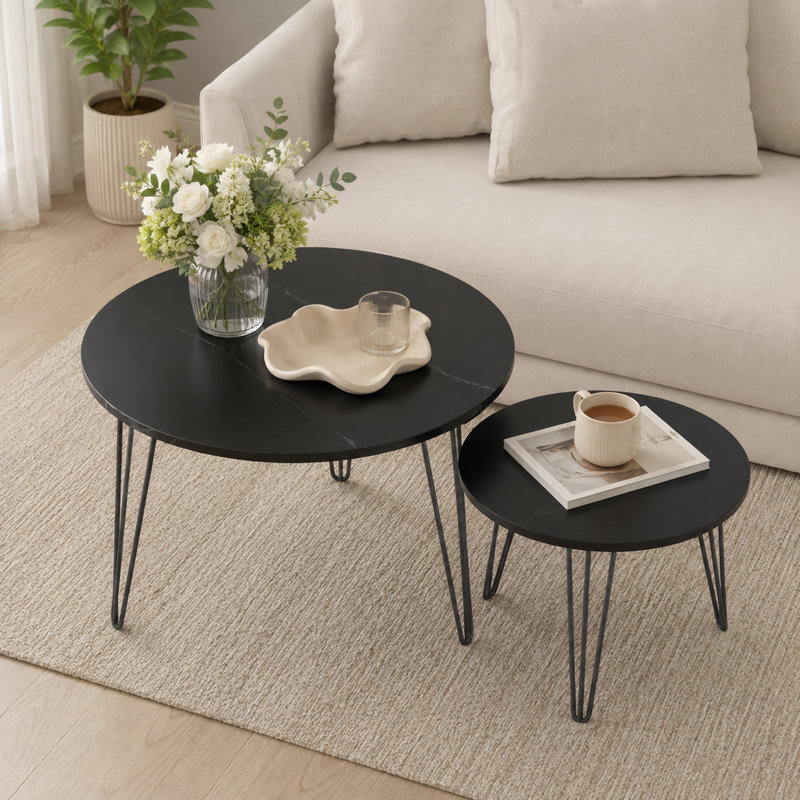 Ensemble de tables basses noires gigognes deux pièces; Dessus en marbre avec des bases en métal robustes, parfaits pour les salons ou les chambres à coucher.