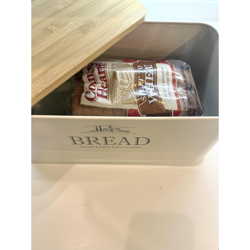 Boîte à pain en acier laqué blanc crème avec couvercle en bambou, style champêtre, aérée, idéale pour le comptoir de la cuisine.