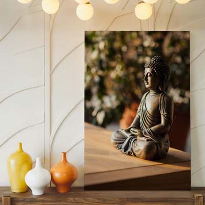 Toile, une scène d'intérieur sereine mettant en vedette un petit Bouddha délicatement détaillé, assis dans une pose méditative sur une toile lisse