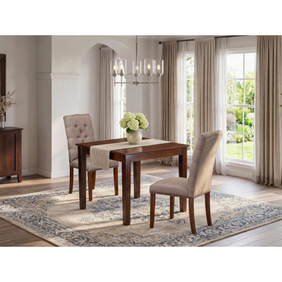 L'ensemble de salle à manger 3 pièces contient une table de salle à manger carrée et 2 chaises Parson rembourrées en tissu kaki foncé, acajou