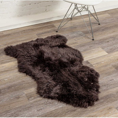 Tapis chocolat en peau de mouton fabriqué à la main Izola