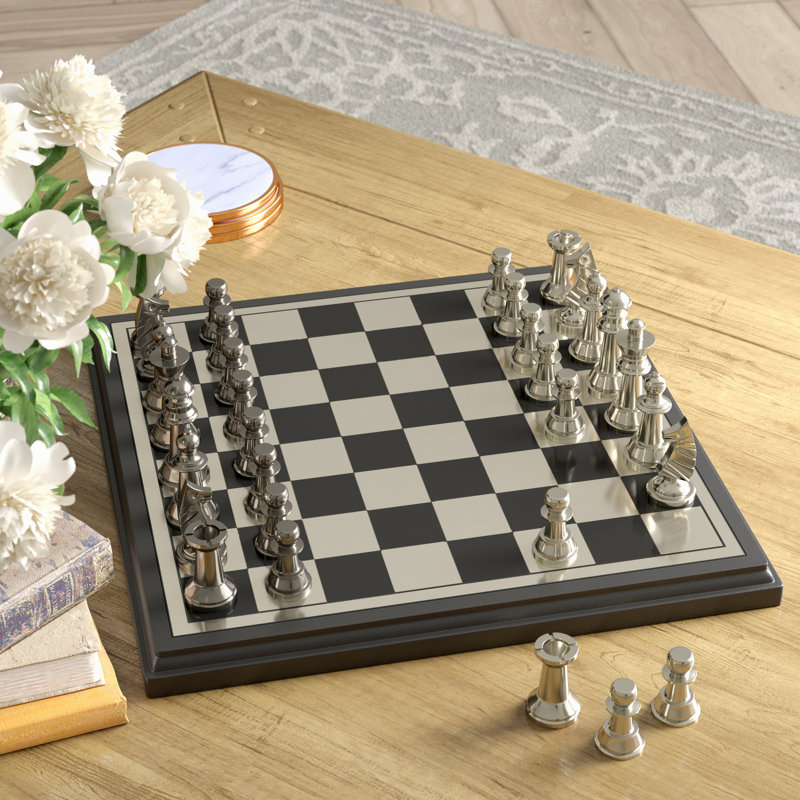 Ensemble de jeu d'échecs en métal argenté avec pièces noires et argentées Deardra, Gris/argent, L 17 po x l 17 po x H 6 po