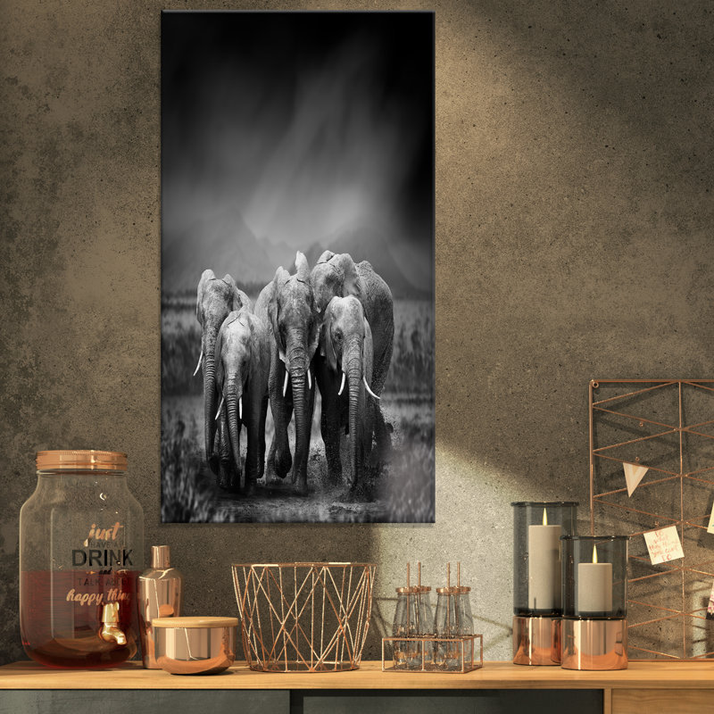 «Group of Elephant in Black Artwork», reproduction d'impression sur toile tendue, H 32 po x l 16 po x P 1 po