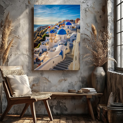 Toile «A Vibrant Santorini Landscape» mettant en vedette des bâtiments emblématiques blanchis à la chaux avec des dômes et des décorations colorées, art mural sur toile en cascade