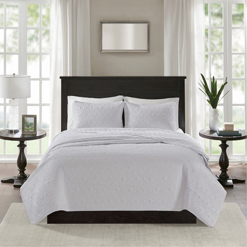 Reversible Quilt Set White King/Cal King, King/California King Quilt + 2 Shams