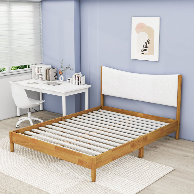 Grand lit plateforme en bois avec tête de lit tapissier et pieds centraux