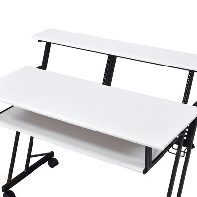 Bureau studio d'enregistrement de musique blanc et noir avec plateau coulissant pour clavier et rangement ouvert