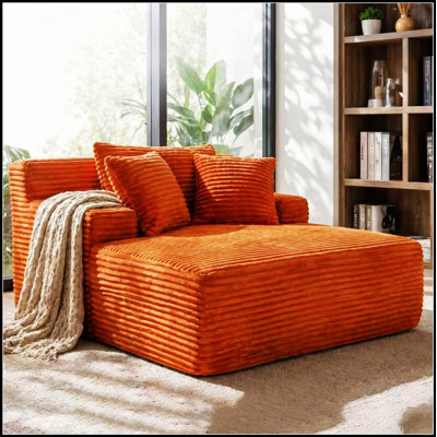 Méridienne luxueuse en fausse fourrure avec coussin et coussin surdimensionnés pour une détente intérieure confortable