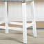 Tabouret à hauteur de comptoir 2 pièces Tommie, velours gris avec sièges en selle, finition blanc délavé, fabrication solide de 2 tabourets, blanc délavé, bois