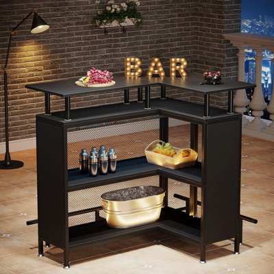 Unité de bar en forme de L 36 po x 48 po avec repose-pieds - Armoire de coin moderne avec tablettes à 2 niveaux et supports en verre, mini table de bar industrielle noire pour la maison, la cuisine ou le pub