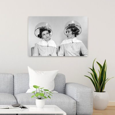 1960, deux femmes assises sous un salon de coiffure, commérages, parler, rétro, art mural rétro classique