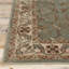 Tapis d'intérieur vert à motif floral et à volute de style oriental traditionnel-541765262