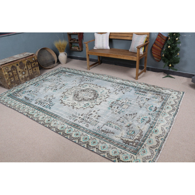 Le grand tapis turc bleu Anatolian apporte confort et style à votre décor de salon