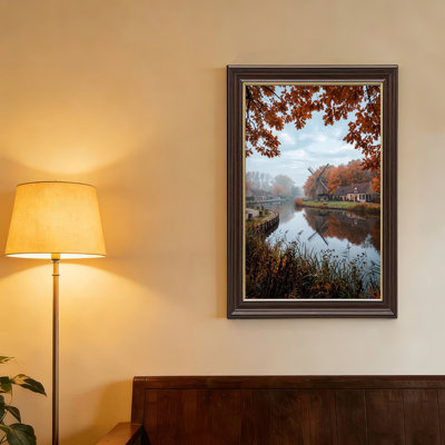 Art mural en bois avec moulin à vent en bois le long du canal avec arbres d'automne
