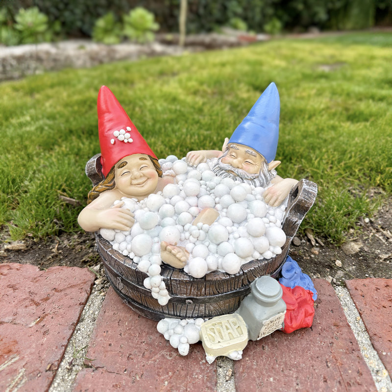 Statue de gnomes solaires dans un bain moussant