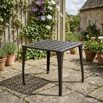 Table d'appoint pour l'extérieur modèle KAI, 18 pouces de hauteur.