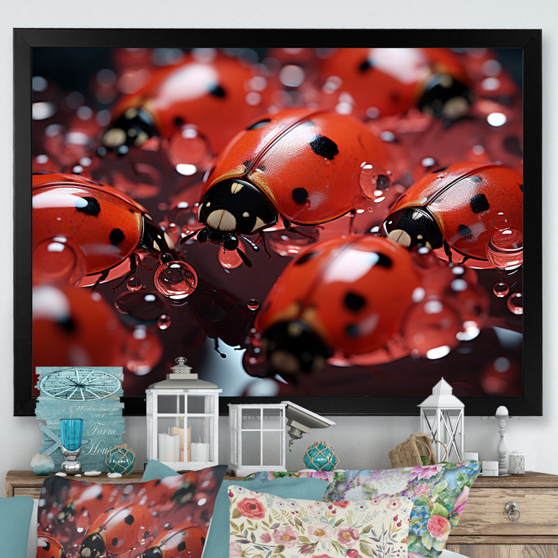 Dreamy Ladybug Reflections sur toile, Cadre simple noir, H 24 po x l 32 po x P 1 po