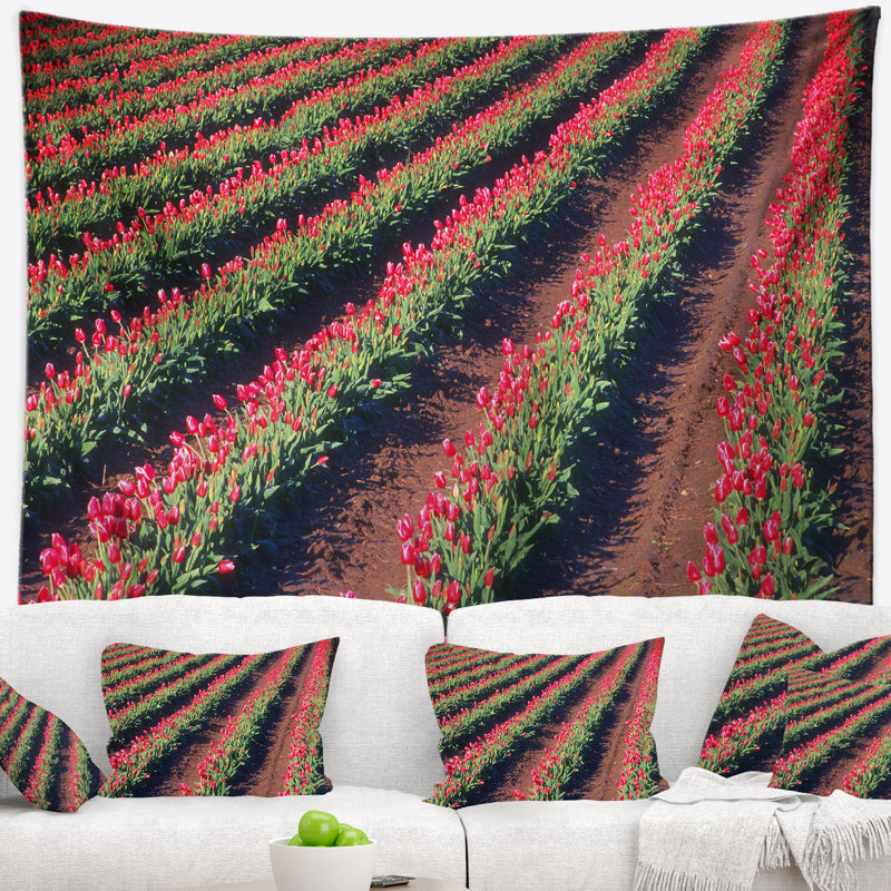 Tapisserie paysage magnifique champ de tulipes rouges, H 32 po x l 39 po