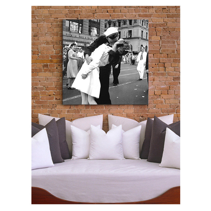 «Kissing the War Goodbye», reproduction de photo sur toile, H 26 po x l 26 po x P 1,5 po, Toile tendue