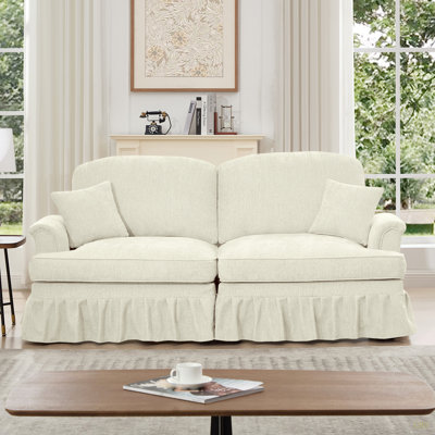 Élégant canapé surdimensionné de style Mid-Century à deux places avec accoudoirs évasés et volants amovibles, jupes plissées et pieds fuselés, canapé confortable à deux places en chenille pour le salon