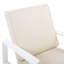 Chaise de patio blanche en bois avec coussin beige - et élégante pour la détente au bord de la piscine