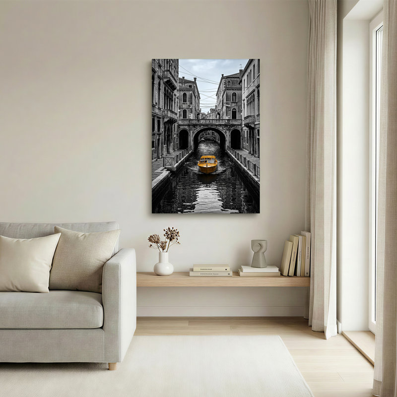 «Yellow Boat Under Stone Bridge» en noir et blanc, art mural sur toile, H 24 po x l 18 po