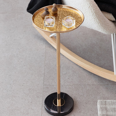 Élégante table d'appoint en panneau de fibres à densité moyenne au design moderne pour le salon et la chambre à coucher, facile à nettoyer et durable.