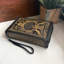 Sac bandoulière gothique en vinyle noir, motif grimoire, chauve-souris dorée et toile d'araignée, hauteur 23,5 cm