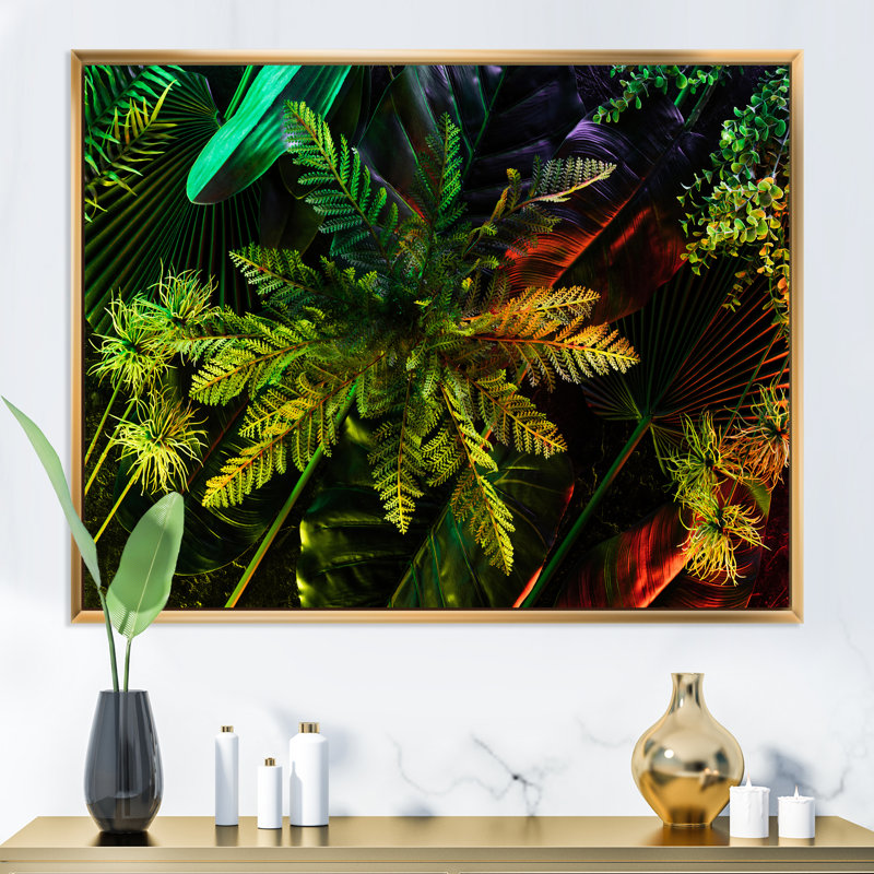 Feuilles tropicales ton sur ton noir - photographie sur toile, H 34 po x l 44 po, Cadre flottant doré