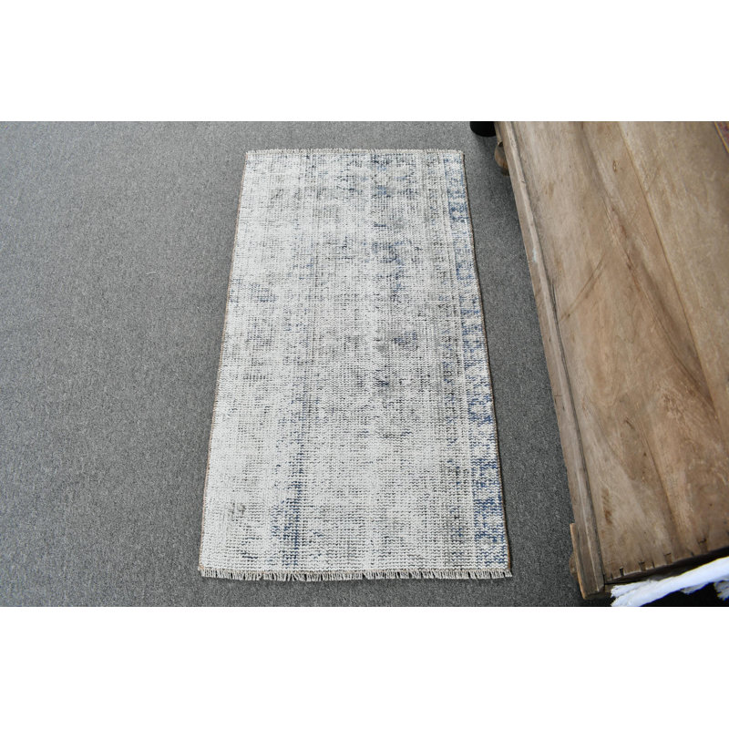 Tapis turc rétro fabriqué à la main avec motif traditionnel rehaussant le décor de tout salon bleu / blanc