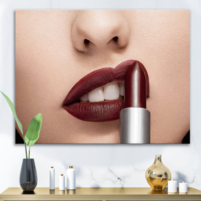 Femme appliquant du rouge à lèvres sur les lèvres - photographie sur toile
