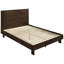 Grand lit plateforme moderne, lignes épurées, brun chaud, conception de taille de coussins confortables, grain subtil, zone de sommeil